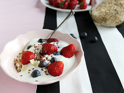 Healthy food - Yogurt and fruit
