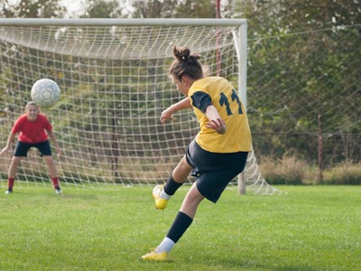 woman-playing-football-featured