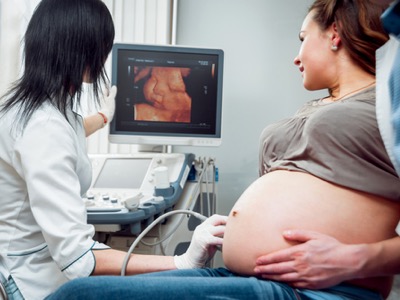 woman-in-maternity-care-having-an-ultrasound-featured