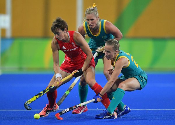 Australia's Kathryn Slattery (R) fights for the ball with Britain's Hannah Macleod during the women's field hockey Britain vs Australia match of the Rio 2016 Olympics Games at the Olympic Hockey Centre in Rio de Janeiro on August, 6 2016. / AFP / Carl DE SOUZA (Photo credit should read CARL DE SOUZA/AFP/Getty Images)