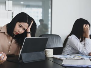 two businesswoman arguing in office, toxic behaviours in the workplace